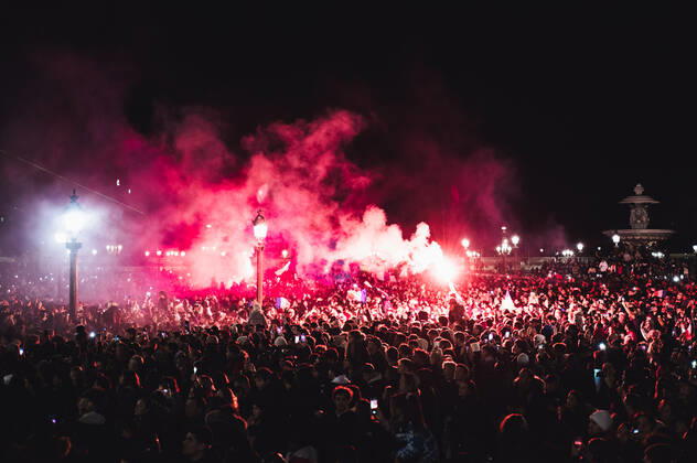 French Football Team Fans Greet The Players On The Place De La Concorde In Paris France s football team fans gather on the Place de la Concorde with French flags, smoke and flares to welcome the players on the balcony of the Hotel de Crillon after their return from Qatar following their defeat by Argentina in the World Cup final in Paris on December 19, 2022. Paris France  Copyright: xSamuelxBoivinx originalFilename:boivin-frenchfo221219_npIfN.jpg