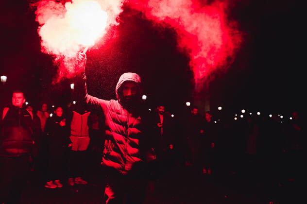 French Football Team Fans Greet The Players On The Place De La Concorde In Paris A supporter of the French football team waves a flare in the middle of the crowd gathered on the Place de la Concorde to welcome the players present on the balcony of the hotel de Crillon after their return from Qatar after their defeat against the Argentina in the final of the World Cup, in Paris, on December 19, 2022. Paris France  Copyright: xSamuelxBoivinx originalFilename:boivin-frenchfo221219_npNtu.jpg
