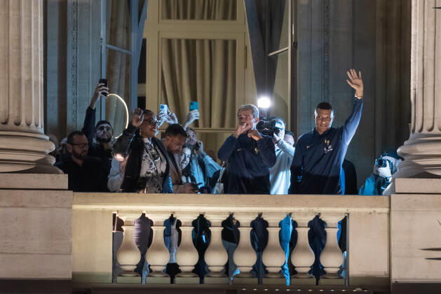 French Football Team Fans Greet The Players On The Place De La Concorde In Paris French football team players Antoine Griezman and Kylian Mbappe wave to the crowd as French football team supporters gather on the Place de la Concorde with French flags to welcome the players on the balcony of the Hotel de Crillon after their return from Qatar following their defeat against Argentina in the World Cup final in Paris on December 19, 2022. Paris France  Copyright: xSamuelxBoivinx originalFilename:boivin-frenchfo221219_npJSF.jpg