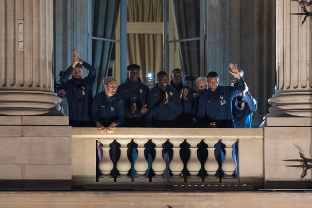 French Football Team Fans Greet The Players On The Place De La Concorde In Paris French football team players including Kylian Mbappe, Aurelien Tchouameni, Antoine Griezman and Olivier Giroud wave to the crowd as French football team supporters gather on the Place de la Concorde with French flags to welcome the players on the balcony of the Hotel de Crillon after their return from Qatar following their defeat by Argentina in the World Cup final in Paris on December 19, 2022. Paris France  Copyright: xSamuelxBoivinx originalFilename:boivin-frenchfo221219_npvtp.jpg