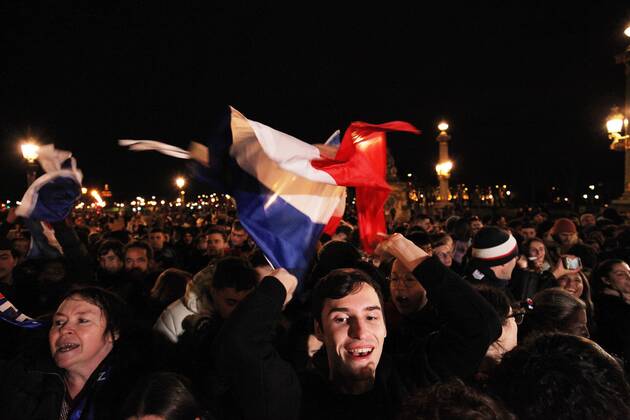 Les supporters Francais place de la concorde font la fete pour le retour de l equipe de france de football NEWS: Les supporters Place de la Concorde -Paris - 19 12 2022 JonathanRebboah Panoramic  PESRK24022012
