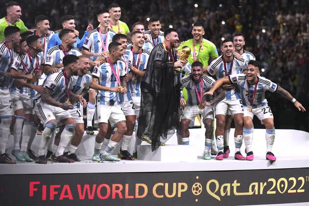 MESSI Lionel World Champion Team Argentina at the award ceremony the World Cup and his team FIFA World Cup 2022 in Qatar Final Argentina France on 18 12 2022 at Lusail Stadium DFL REGULATES PROHIBIT ANY USE OF PHOTOGRAPHS as IMAGE SEQUENCES and or QUASI VIDEO Copyright: xLacixPerenyix