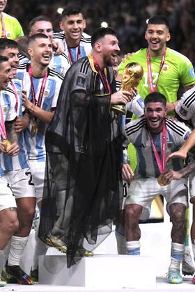 MESSI Lionel World Champion Team Argentina at the award ceremony the World Cup and his team FIFA World Cup 2022 in Qatar Final Argentina France on 18 12 2022 at Lusail Stadium DFL REGULATES PROHIBIT ANY USE OF PHOTOGRAPHS as IMAGE SEQUENCES and or QUASI VIDEO Copyright: xLacixPerenyix