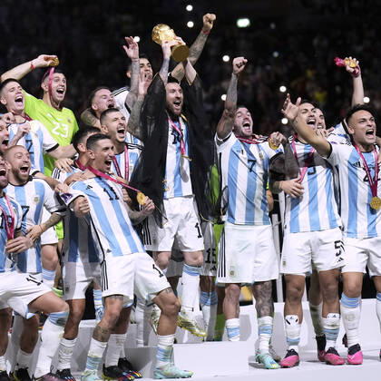 MESSI Lionel World Champion Team Argentina at the award ceremony the World Cup and his team FIFA World Cup 2022 in Qatar Final Argentina France on 18 12 2022 at Lusail Stadium DFL REGULATES PROHIBIT ANY USE OF PHOTOGRAPHS as IMAGE SEQUENCES and or QUASI VIDEO Copyright: xLacixPerenyix