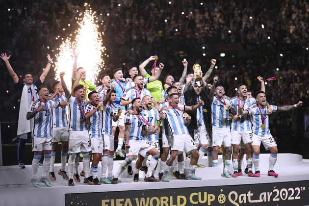 MESSI Lionel World Champion Team Argentina at the award ceremony the World Cup and his team FIFA World Cup 2022 in Qatar Final Argentina France on 18 12 2022 at Lusail Stadium DFL REGULATES PROHIBIT ANY USE OF PHOTOGRAPHS as IMAGE SEQUENCES and or QUASI VIDEO Copyright: xLacixPerenyix