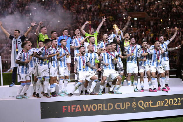 MESSI Lionel World Champion Team Argentina at the award ceremony the World Cup and his team FIFA World Cup 2022 in Qatar Final Argentina France on 18 12 2022 at Lusail Stadium DFL REGULATES PROHIBIT ANY USE OF PHOTOGRAPHS as IMAGE SEQUENCES and or QUASI VIDEO Copyright: xLacixPerenyix