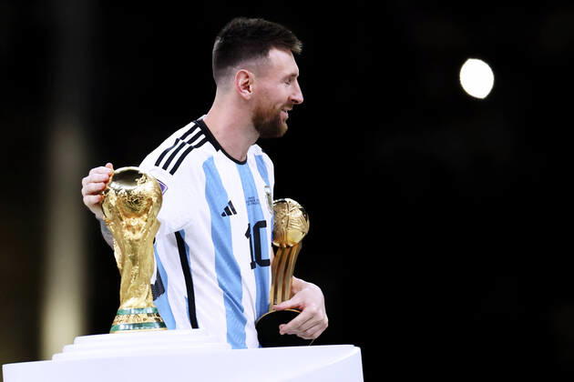 MESSI Lionel World Champion Team Argentina at the award ceremony the World Cup FIFA World Cup 2022 in Qatar Final Argentina France on 18 12 2022 at Lusail Stadium DFL REGULATES PROHIBIT ANY USE OF PHOTOGRAPHS as IMAGE SEQUENCES and or QUASI VIDEO Copyright: xLacixPerenyix
