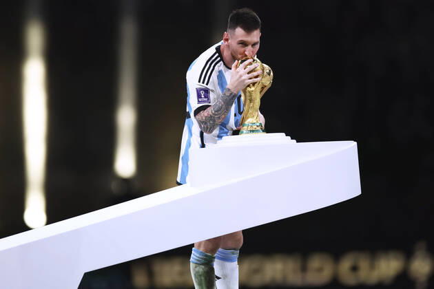MESSI Lionel World Champion Team Argentina at the award ceremony the World Cup FIFA World Cup 2022 in Qatar Final Argentina France on 18 12 2022 at Lusail Stadium DFL REGULATES PROHIBIT ANY USE OF PHOTOGRAPHS as IMAGE SEQUENCES and or QUASI VIDEO Copyright: xLacixPerenyix
