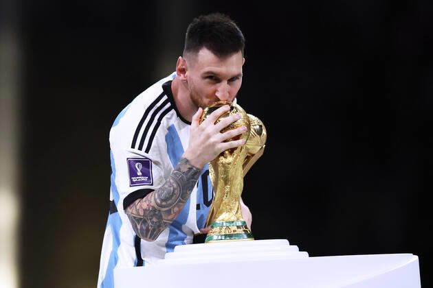 MESSI Lionel World Champion Team Argentina at the award ceremony the World Cup FIFA World Cup 2022 in Qatar Final Argentina France on 18 12 2022 at Lusail Stadium DFL REGULATES PROHIBIT ANY USE OF PHOTOGRAPHS as IMAGE SEQUENCES and or QUASI VIDEO Copyright: xLacixPerenyix