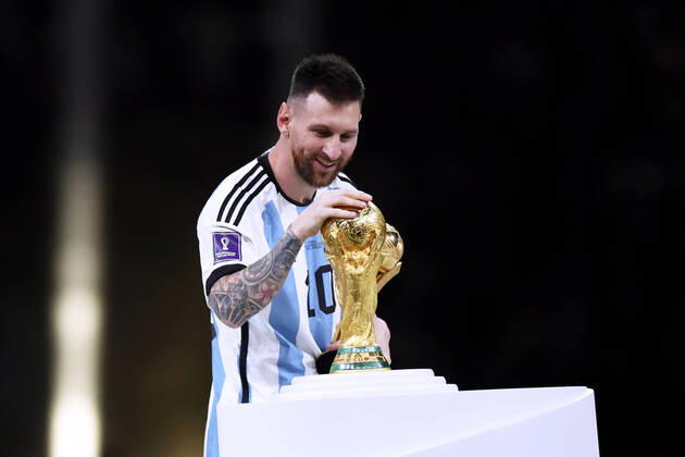 MESSI Lionel World Champion Team Argentina at the award ceremony the World Cup FIFA World Cup 2022 in Qatar Final Argentina France on 18 12 2022 at Lusail Stadium DFL REGULATES PROHIBIT ANY USE OF PHOTOGRAPHS as IMAGE SEQUENCES and or QUASI VIDEO Copyright: xLacixPerenyix