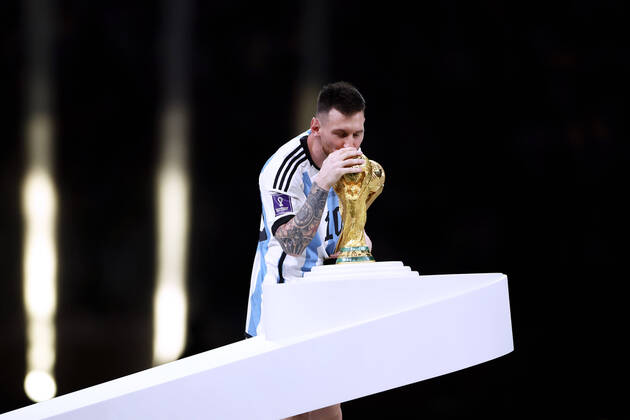 MESSI Lionel World Champion Team Argentina at the award ceremony the World Cup FIFA World Cup 2022 in Qatar Final Argentina France on 18 12 2022 at Lusail Stadium DFL REGULATES PROHIBIT ANY USE OF PHOTOGRAPHS as IMAGE SEQUENCES and or QUASI VIDEO Copyright: xLacixPerenyix