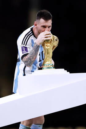 MESSI Lionel World Champion Team Argentina at the award ceremony the World Cup FIFA World Cup 2022 in Qatar Final Argentina France on 18 12 2022 at Lusail Stadium DFL REGULATES PROHIBIT ANY USE OF PHOTOGRAPHS as IMAGE SEQUENCES and or QUASI VIDEO Copyright: xLacixPerenyix