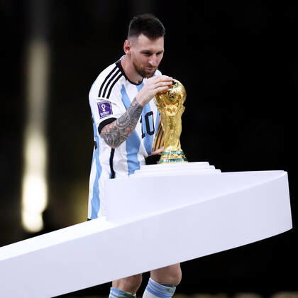 MESSI Lionel World Champion Team Argentina at the award ceremony the World Cup FIFA World Cup 2022 in Qatar Final Argentina France on 18 12 2022 at Lusail Stadium DFL REGULATES PROHIBIT ANY USE OF PHOTOGRAPHS as IMAGE SEQUENCES and or QUASI VIDEO Copyright: xLacixPerenyix