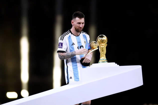 MESSI Lionel World Champion Team Argentina at the award ceremony the World Cup FIFA World Cup 2022 in Qatar Final Argentina France on 18 12 2022 at Lusail Stadium DFL REGULATES PROHIBIT ANY USE OF PHOTOGRAPHS as IMAGE SEQUENCES and or QUASI VIDEO Copyright: xLacixPerenyix