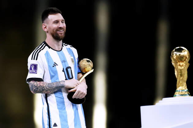 MESSI Lionel World Champion Team Argentina at the award ceremony the World Cup FIFA World Cup 2022 in Qatar Final Argentina France on 18 12 2022 at Lusail Stadium DFL REGULATES PROHIBIT ANY USE OF PHOTOGRAPHS as IMAGE SEQUENCES and or QUASI VIDEO Copyright: xLacixPerenyix