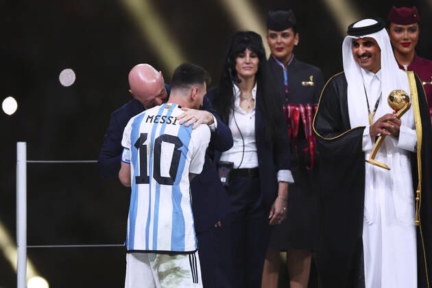 MESSI Lionel World Champion Team Argentina at the award ceremony with FIFA President INFANTINO Gianni and the Emir TAMIN BIN HAMAD AL THANI FIFA World Cup 2022 in Qatar Final Argentina France on 18 12 2022 at Lusail Stadium DFL REGULATIONS PROHIBIT ANY USE OF PHOTOGRAPHS as IMAGE SEQUENCES and or QUASI VIDEO Copyright: xLacixPerenyix