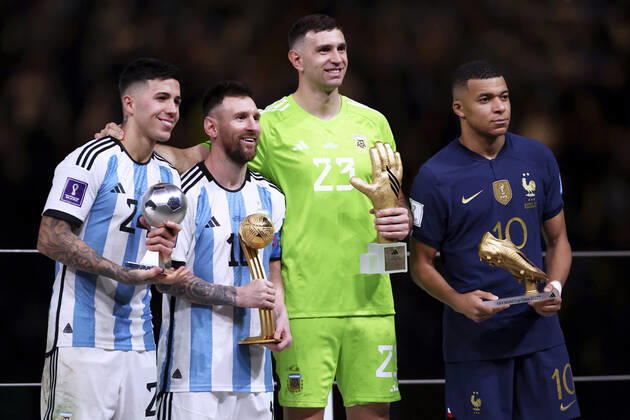 MESSI Lionel World Champion Team Argentina at the award ceremony with MBAPPE, goalkeeper MERTINEZ and FERNANDEZ Enzo FIFA World Cup 2022 in Qatar Final Argentina France on 18 12 2022 at Lusail Stadium DFL REGULATES PROHIBIT ANY USE OF PHOTOGRAPHS as IMAGE SEQUENCES and or QUASI VIDEO Copyright: xLacixPerenyix