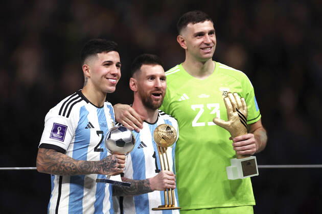 MESSI Lionel World Champion Team Argentina at the award ceremony with goalkeeper MERTINEZ and FERNANDEZ Enzo FIFA World Cup 2022 in Qatar Final Argentina France on 18 12 2022 at Lusail Stadium DFL REGULATES PROHIBIT ANY USE OF PHOTOGRAPHS as IMAGE SEQUENCES and or QUASI VIDEO Copyright: xLacixPerenyix