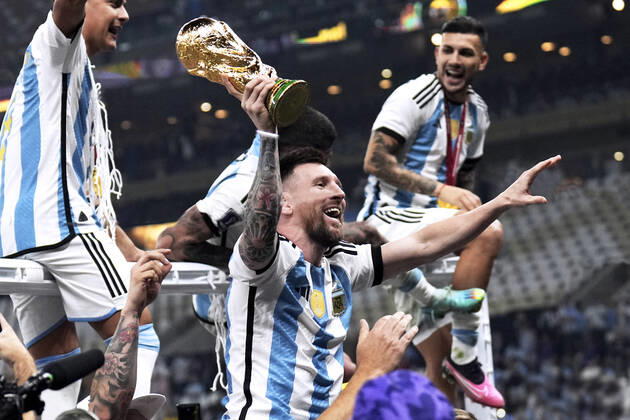 MESSI Lionel World Champion Team Argentina at the award ceremony the World Cup FIFA World Cup 2022 in Qatar Final Argentina France on 18 12 2022 at Lusail Stadium DFL REGULATES PROHIBIT ANY USE OF PHOTOGRAPHS as IMAGE SEQUENCES and or QUASI VIDEO Copyright: xLacixPerenyix