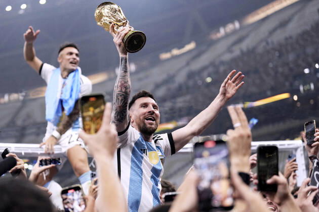 MESSI Lionel World Champion Team Argentina at the award ceremony the World Cup FIFA World Cup 2022 in Qatar Final Argentina France on 18 12 2022 at Lusail Stadium DFL REGULATES PROHIBIT ANY USE OF PHOTOGRAPHS as IMAGE SEQUENCES and or QUASI VIDEO Copyright: xLacixPerenyix