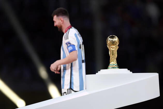 MESSI Lionel World Champion Team Argentina at the award ceremony the World Cup FIFA World Cup 2022 in Qatar Final Argentina France on 18 12 2022 at Lusail Stadium DFL REGULATES PROHIBIT ANY USE OF PHOTOGRAPHS as IMAGE SEQUENCES and or QUASI VIDEO Copyright: xLacixPerenyix
