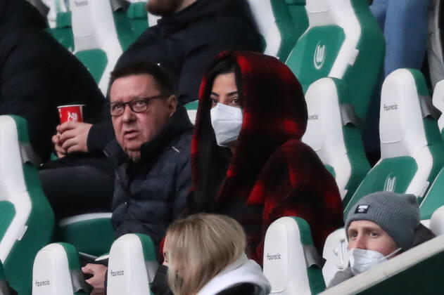 Dilara Kruse with Frank Kruse the father of Max Kruse VfL Wolfsburg,9 1 football Bundesliga season 2021 2022 point match VfL Wolfsburg vs TSG Hoffenheim in the Volkswagen Arena in Wolfsburg football,Germany,man,men,19 02 2022