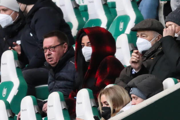 Dilara Kruse with Frank Kruse the father of Max Kruse VfL Wolfsburg,9 1 football Bundesliga season 2021 2022 point match VfL Wolfsburg vs TSG Hoffenheim in the Volkswagen Arena in Wolfsburg football,Germany,man,men,19 02 2022