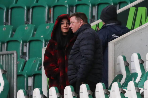 Dilara Kruse with Frank Kruse the father of Max Kruse VfL Wolfsburg,9 1 football Bundesliga season 2021 2022 point match VfL Wolfsburg vs TSG Hoffenheim in the Volkswagen Arena in Wolfsburg football,Germany,man,men,19 02 2022