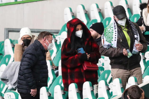 Dilara Kruse with Frank Kruse the father of Max Kruse VfL Wolfsburg,9 1 football Bundesliga season 2021 2022 point match VfL Wolfsburg vs TSG Hoffenheim in the Volkswagen Arena in Wolfsburg football,Germany,man,men,19 02 2022