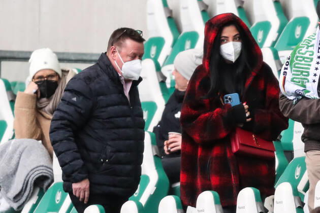 Dilara Kruse with Frank Kruse the father of Max Kruse VfL Wolfsburg,9 1 football Bundesliga season 2021 2022 point match VfL Wolfsburg vs TSG Hoffenheim in the Volkswagen Arena in Wolfsburg football,Germany,man,men,19 02 2022