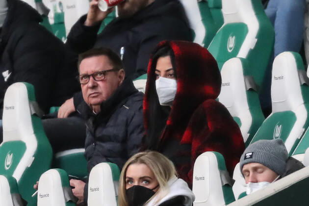 Dilara Kruse with Frank Kruse the father of Max Kruse VfL Wolfsburg,9 1 football Bundesliga season 2021 2022 point match VfL Wolfsburg vs TSG Hoffenheim in the Volkswagen Arena in Wolfsburg football,Germany,man,men,19 02 2022