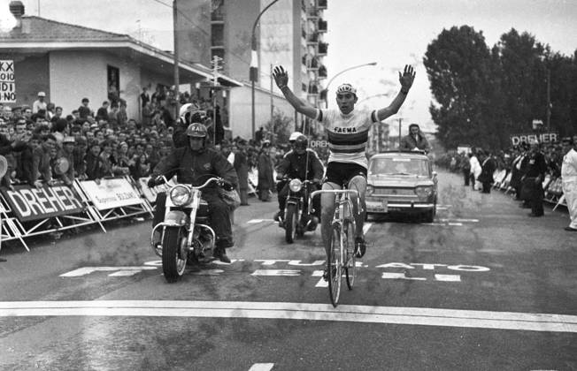 PALUPI Belgium s Eddy Merckx crosses the finishing line to win the first stage of the Tour of Italy ( Giro d Italia ) Novara , Italy 23 May 1968 Italy  Copyright: xTopFotox 1410145