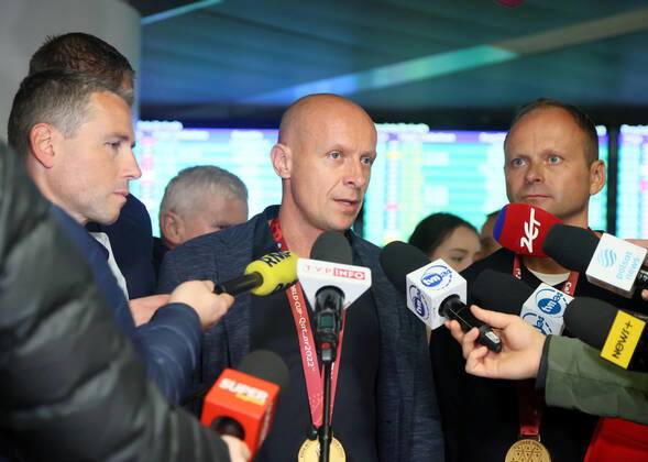 FIFA WM 2022, Final-Schiedsrichtergespann aus Polen zurück in der Heimat Polish football referees return from Qatar A team of Polish football referees are welcomed at the Chopin Airport as they return home from the 2022 FIFA World Cup, WM, Weltmeisterschaft, Fussball held in Qatar on December 21, 2022 in Warsaw, Poland. Polish referees officiated the World Cup s final game between Argentina and France. They gained the highest praises for their performance and are getting huge attention in their home country. Pictured: Tomasz Listkiewicz, Szymon Marciniak, Pawel Sokolnicki. EN_01549085_0017