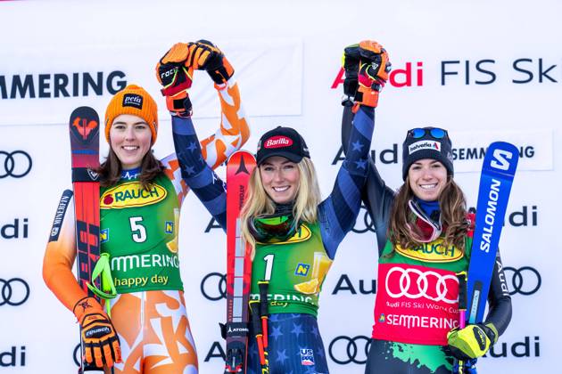 Bilder des Jahres 2022, Sport 12 Dezember Sport Themen der Woche KW52 Sport Bilder des Tages ALPINE SKIING - FIS WC Semmering SEMMERING,AUSTRIA,27.DEC.22 - ALPINE SKIING - FIS World Cup, giant slalom, ladies, award ceremony. Image shows the rejoicing of Petra Vlhova (SVK), Mikaela Shiffrin (USA) and Marta Bassino (ITA). GEPAxpictures xEdgarxEisner
