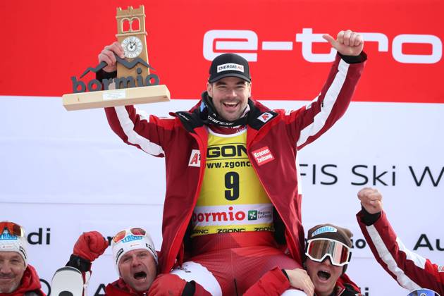Bilder des Jahres 2022, Sport 12 Dezember Sport Themen der Woche KW52 Sport Bilder des Tages ALPINE SKIING - FIS WC Bormio BORMIO,ITALY,28.DEC.22 - ALPINE SKIING - FIS World Cup, downhill, men, award ceremony. Image shows the rejoicing of Vincent Kriechmayr (AUT). keywords: trophy. GEPAxpictures xMathiasxMandl