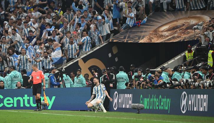 Football, men, 2022 23 season, World Cup in Qatar, final, Argentina France 2 2, 3 3 n V, 4 2 i E at Lusail Iconic Stadium in Lusail, Lionel Messi Argentina , cheering after scoring 3 2, 18 12 2022, Copyright: xMatthiasxKochx