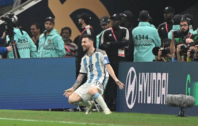 Football, men, 2022 23 season, World Cup in Qatar, final, Argentina France 2 2, 3 3 n V, 4 2 i E at Lusail Iconic Stadium in Lusail, Lionel Messi Argentina , cheering after scoring 3 2, 18 12 2022, Copyright: xMatthiasxKochx