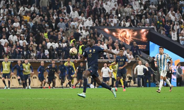 Football, mens, 2022 23 season, World Cup in Qatar, final, Argentina France 2 2, 3 3 n V, 4 2 i E at Lusail Iconic Stadium in Lusail, Randal Kolo Muani France fails to score in extra time just before the penalty shootout goalkeeper Emiliano Martinez not pictured, Argentina , 18 12 2022, Copyright: xMatthiasxKochx