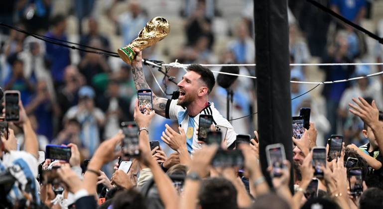 Football, men, season 2022 23, World Cup in Qatar, final, Argentina France 2 2, 3 3 n V, 4 2 i E at Lusail Iconic Stadium in Lusail, Lionel Messi Argentina with trophy, he is carried on shoulders long after the end of the game in the area behind the goal, he is photographed and filmed by fans with cell phones, cheering after the final whistle, 18 12 2022, Copyright: xMatthiasxKochx