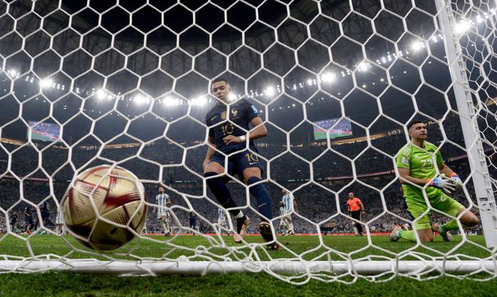 Football, Men, 2022 23 season, World Cup in Qatar, Final, Argentina France 2 2, 3 3 n V, 4 2 i E at Lusail Iconic Stadium in Lusail, v l Kylian Mbappe France picks the ball out of the net after scoring a penalty kick to make it 2 1, goalkeeper Emiliano Martinez Argentina , 18 12 2022, Copyright: xMatthiasxKochx