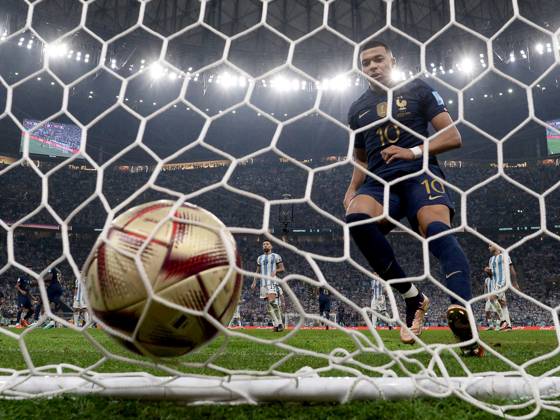 Football, mens, 2022 23 season, World Cup in Qatar, final, Argentina France 2 2, 3 3 n V, 4 2 i E at Lusail Iconic Stadium in Lusail, v l Kylian Mbappe France picks the ball out of the net after scoring on a penalty kick to make it 2 1, 18 12 2022, Copyright: xMatthiasxKochx