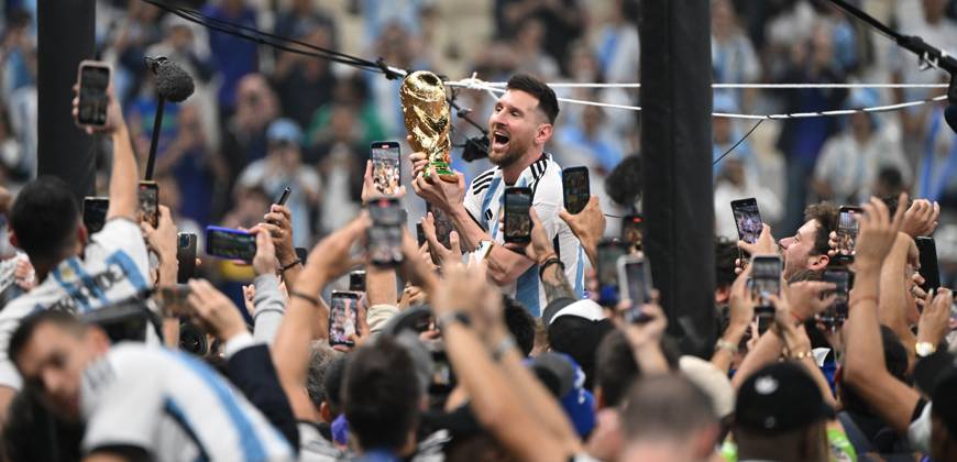 Football, men, season 2022 23, World Cup in Qatar, final, Argentina France 2 2, 3 3 n V, 4 2 i E at Lusail Iconic Stadium in Lusail, Lionel Messi Argentina with trophy, he is carried on shoulders long after the end of the game in the area behind the goal, he is photographed and filmed by fans with cell phones, cheering after the final whistle, 18 12 2022, Copyright: xMatthiasxKochx