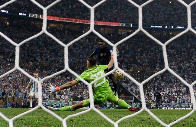 Football, men, 2022 23 season, World Cup in Qatar, final, Argentina France 2 2, 3 3 n V, 4 2 i E at Lusail Iconic Stadium in Lusail, Randal Kolo Muani r , France fails to score in extra time just before penalty shootout goalkeeper Emiliano Martinez Argentina , 18 12 2022, Copyright: xMatthiasxKochx