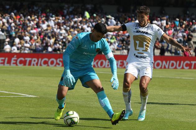 Juarez at Pumas Closing Tournament 2023 Of Mexican Football League January 8, 2023, Mexico City, Mexico: Juan Dinenno of Pumas (R) and Alfredo Talavera of Juarez fight for the ball during the Pumas vs Juarez match of the closing tournament 2023 of the League MX at the University Olympic Stadium. on January 8, 2023 in Mexico City, Mexico. (Photo by Ismael Rosas Eyepix Group) Copyright: xIsmaelxRosas xEyepixxGroupx IR_10012023_86040