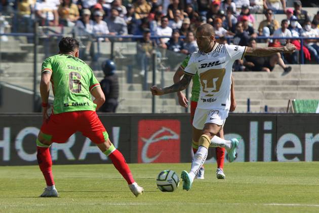 Juarez at Pumas Closing Tournament 2023 Of Mexican Football League January 8, 2023, Mexico City, Mexico: Dani Alves of Pumas (R) and Javier Salas of Juarez fight for the ball during the Pumas vs Juarez match of the closing tournament 2023 of the League MX at the University Olympic Stadium. on January 8, 2023 in Mexico City, Mexico. (Photo by Ismael Rosas Eyepix Group) Copyright: xIsmaelxRosas xEyepixxGroupx IR_10012023_86041