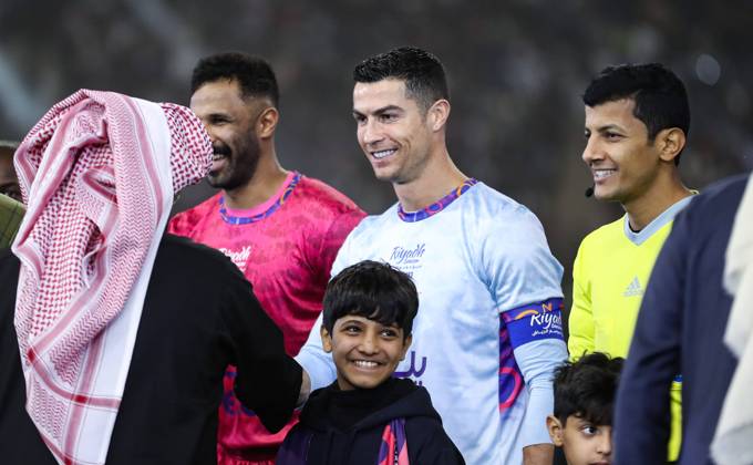 Riyadh All-Star XI vs Paris Saint-Germain FC Cristiano Ronaldo shakes hands on prior the Riyadh All-Star XI vs Paris Saint-Germain FC at King Fahd Stadium on January 19, 2023 in Riyadh, Saudi Arabia. Riyadh King Fahd Stadium Saudi Arabia Copyright: xStringerx 2023.01.19_PSI03235.GS.WEST_HOA_001957
