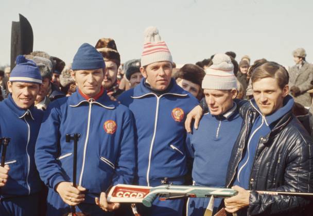 Minsk, Byelorussian SSR, USSR. Members of the USSR biathlon team Nikolai Kruglov, Yuri Kolmakov (1st and 2nd L), Alexander Tikhonov, Alexander Ushakov (1st and 2nd R), who won the 4x7.5 km relay, and their coach Alexander Privalov (C) pose for a photo with a rifle during the award ceremony at the 13th Biathlon World Championships in the Raubichi sports complex. Vyacheslav Un Da-Sin, Alexander Yakovlev TASS  32486299
