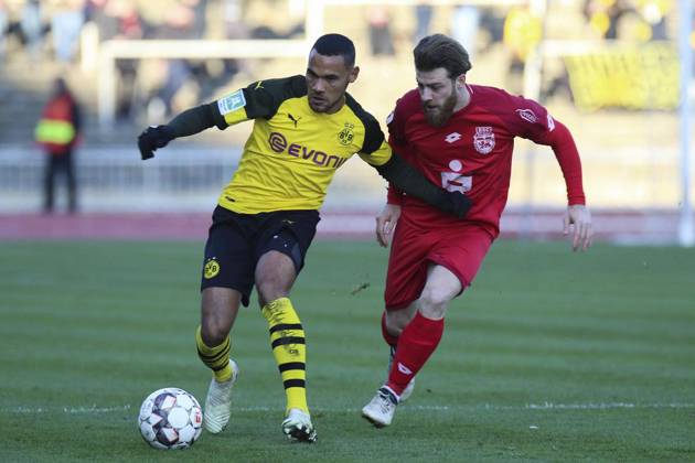 <p>Massimo Ornatelli ( Borussia Dortmund II ) und Markus Wipperfuerth ( Bonner SC ) im Zweikampf, Fussball - Regionalliga West - Borussia Dortmund II vs. Bonner SC 01 04, Dortmund , Stadion Rote Erde, 17.11.2018 , DFB regulations prohibit any use of photographs as image sequences and or quasi-video Deutschland NRW Dortmund Copyright: MarkxBohla