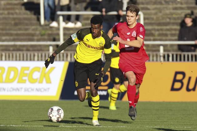 <p>Alexander Isak ( Borussia Dortmund II ) und Nils Ruetten ( Bonner SC ) im Zweikampf, Fussball - Regionalliga West - Borussia Dortmund II vs. Bonner SC 01 04, Dortmund , Stadion Rote Erde, 17.11.2018 , DFB regulations prohibit any use of photographs as image sequences and or quasi-video Deutschland NRW Dortmund Copyright: MarkxBohla
