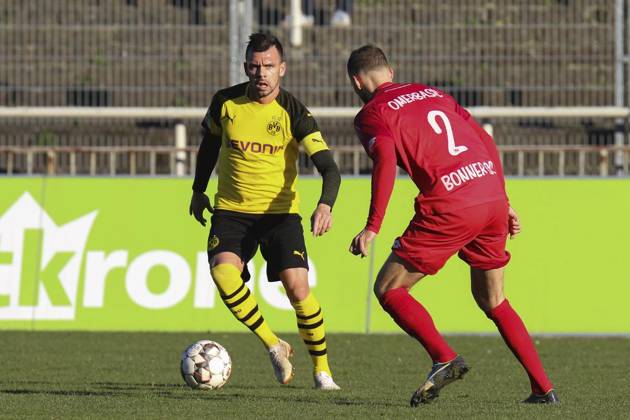 <p>Massimo Ornatelli ( Borussia Dortmund II ) und Adis Omerbasic ( Bonner SC ), Fussball - Regionalliga West - Borussia Dortmund II vs. Bonner SC 01 04, Dortmund , Stadion Rote Erde, 17.11.2018 , DFB regulations prohibit any use of photographs as image sequences and or quasi-video Deutschland NRW Dortmund Copyright: MarkxBohla